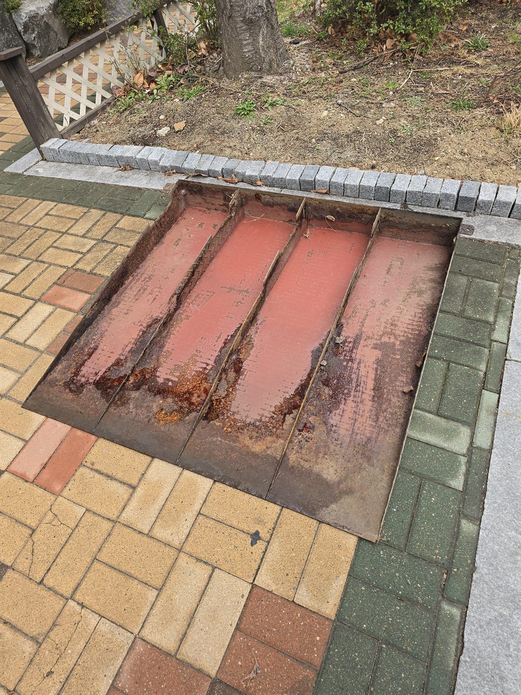천안 아파트 철제경사로 철거·교체 시공 전 - 충남 천안 장애인 경사로